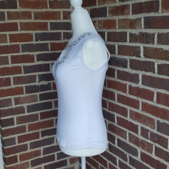 White Embellished Keyhole Sleeveless Tank Top - Picture 3 of 6